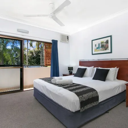 Cairns City Palms Отели рядом с достопримечательностью «Кладбище Мак-Леод стрит Пайонир»