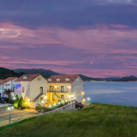 Geojedo Blue Mare Pension Отели рядом с достопримечательностью «Скала Синсондэ»