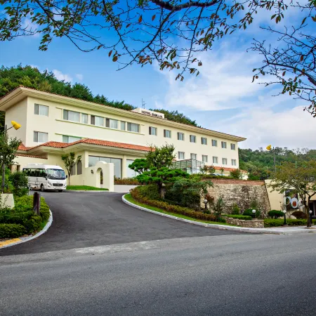 Palgong Emillia Hotel Отели рядом с достопримечательностью «Храм Пхагеса»