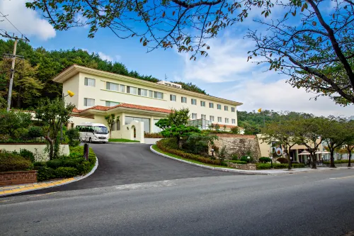 Palgong Emillia Hotel - Bergblick