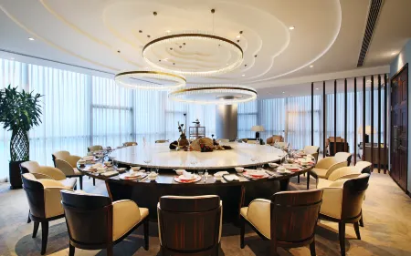 HUALUXE Wuxi Taihu by IHG Отели рядом с достопримечательностью «Wuxi Changguangxi National Wetland Park»