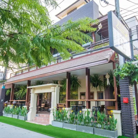 Cm Night Bazaar Boutique Hotel Отели рядом с достопримечательностью «Мост Наварат»