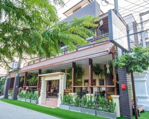Cm Night Bazaar Boutique Hotel Отели рядом с достопримечательностью «Мост Наварат»