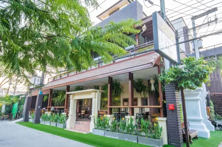 Cm Night Bazaar Boutique Hotel Отели рядом с достопримечательностью «S.W.A.T Chiang Mai»