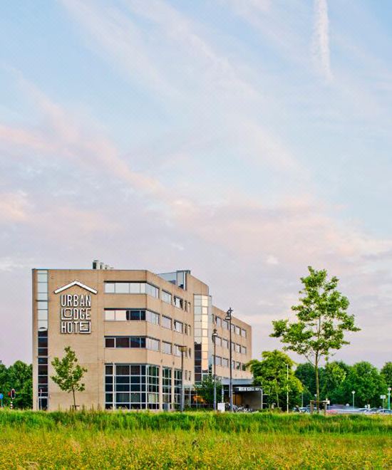 어반 로지 호텔의 깔끔하고 현대적인 로비 전경