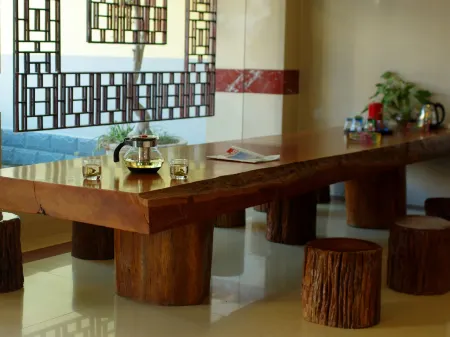 Xin hong yun hotel Отели рядом с достопримечательностью «Longchuan Gymnasium»