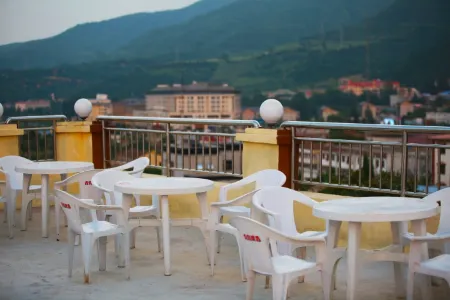 MINGQUANJIUDIAN Отели рядом с достопримечательностью «Red River Valley»