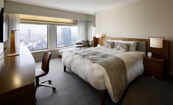 bedroom with large windows and a bed in the center, accompanied by an empty space at Keio Plaza Hotel Tokyo