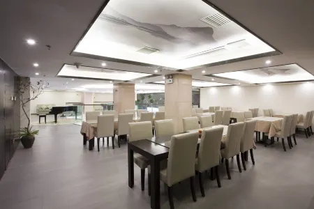 Yitian Hotel Отели в г. Чжанпу