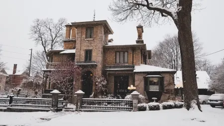 Rosemount Inn Отели рядом с достопримечательностью «The Isabel Bader Centre for the Performing Arts»