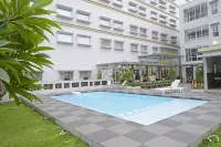 La Lisa Hotel Surabaya - Pools