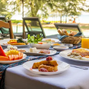 Coriacea Beachfront Boutique Phuket Resort Отели рядом с достопримечательностью «Пляж Май Кхао»
