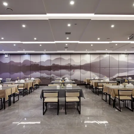 Wing Hotel GuiLin-Central square