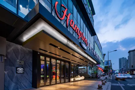 Hampton by Hilton Yixing Renmin Middle Road Отели рядом с достопримечательностью «Yi Garden»