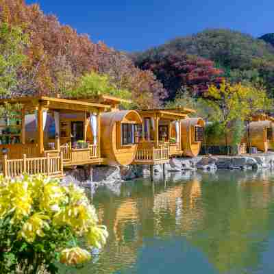 Jiurushan Hongyanrong Wooden Barrel Hotel Hotel Exterior