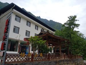 Qingchuan Yijia Xiaozhu Village Hotel