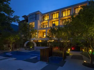 Mount Emei Baiyuting Yunjian Tangquan B&B