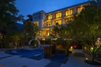 Mount Emei Baiyuting Yunjian Tangquan B&B