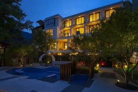 Mount Emei Baiyuting Yunjian Tangquan B&B Отели рядом с достопримечательностью «Xixiang Pool (Bathing Elephant Pool)»