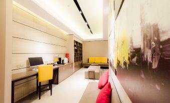 Home Inn Plus (Beijing Guanganmen Lize Financial District)