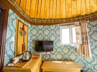 乌兰布统蒙古营度假村 - 豪华蒙古包电暖炕三人间