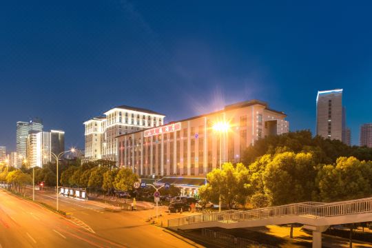 小天鹅酒店(武汉泛海cbd范湖地铁站汉口火车站店)