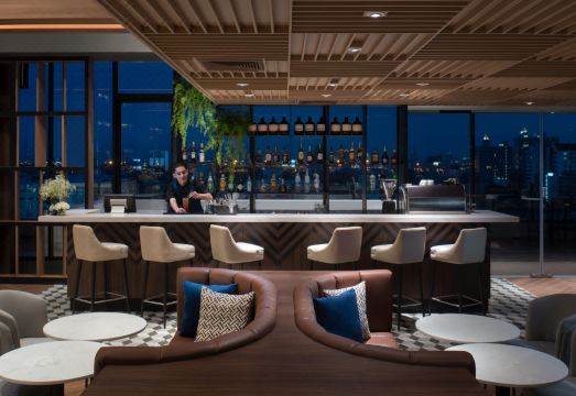 2. 아바니 수쿰윗 ..