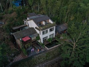 Yueqing Yandang Mountain Residents Living in Borrowing Hills