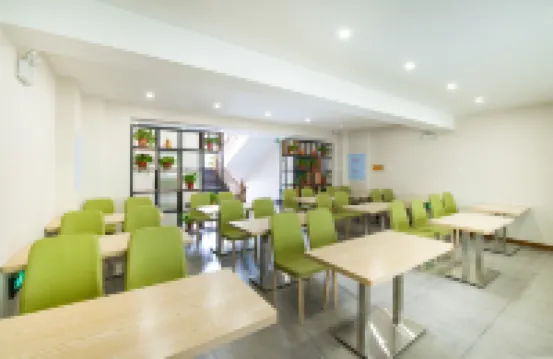 Xinyue Hotel (Mudanjianghuochebeizhanxinhualudian)