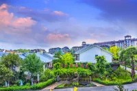Seven-color Garden Resort (Fairy Mountain Tourist Reception Center) Отели в г. Чунцин