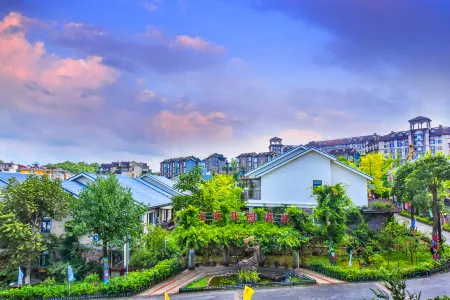 Seven-color Garden Resort (Fairy Mountain Tourist Reception Center) Отели рядом с достопримечательностью «Three Natural Bridges»