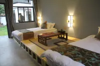 Zuowang Jiangcun Hotel