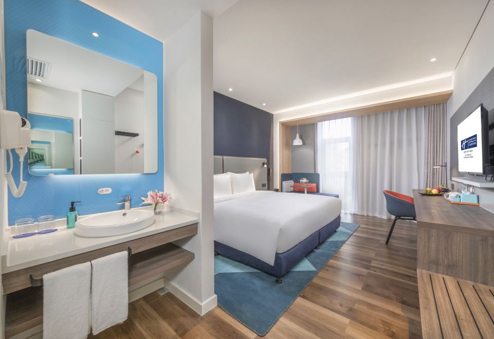 5. 홀리데이 인 익..