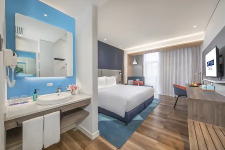 Holiday Inn Express Shanghai Gubei Отели рядом с достопримечательностью «Небоскреб»