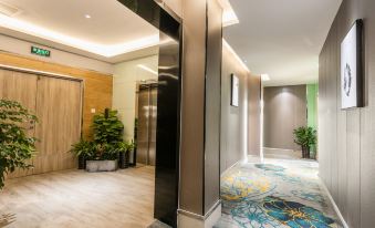 Zhangjiagang Meet Light Hotel (Shazhou Pedestrian Street)