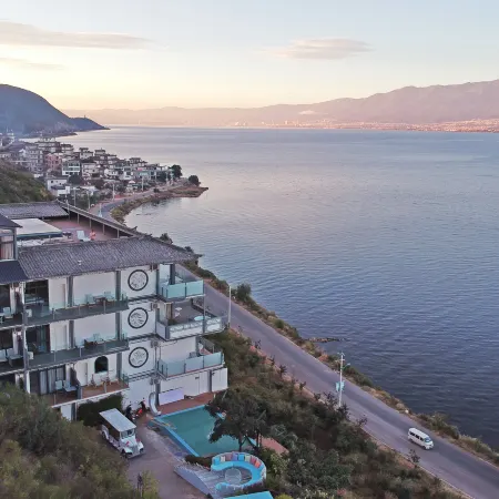 Zhenmei Holiday Hostel (Dali Erhai Cliff Lake View)