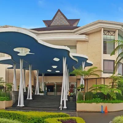 Mikie Holiday Resort & Hotel Hotels near Panatapan Berastagi
