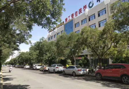 Home Inn Huayi Hotel (Jiuquan Municipal Government Museum Branch) Отели рядом с достопримечательностью «Jiuquan Tianbao Scenic Area»