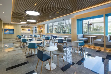 Holiday Inn Express Shanghai International Tourism Resort Отели рядом с достопримечательностью «Shanghai University of Medicine & Health Sciences (Pudong Campus)»