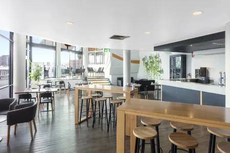 Park Regis North Quay Отели рядом с достопримечательностью «Castlemaine Perkins Brewery»