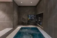 Sunset Beach Resort & Spa - Beachfront Pirate Fire Show - Bathtub