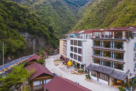 Meilinju Hostel Отели рядом с достопримечательностью «Baiyunyuan»