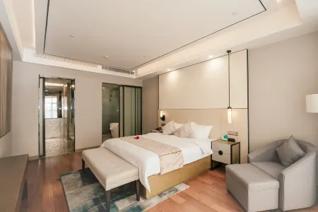 T Land Hotel Отели рядом с достопримечательностью «Xiao Fangfang Hall of Performing»