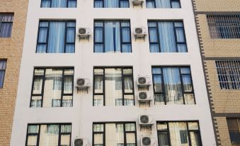 Qujing Blue Sea Light Luxury Hotel