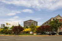 Yingxiangcheng Hotel (Tianjin Ancient Culture Street Gulou Subway Station) Отели в г. Нанькай