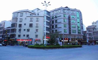 Luhe Zhongqiao Business Hotel