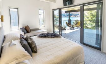 The Rees Hotel, Luxury Apartments & Lakeside Residences