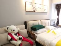 中山珠海99号家庭公寓(锦绣路分店) - 温馨豪华大床房