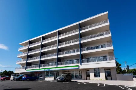 Sunset Resort Canphou Отели рядом с достопримечательностью «Bise-Fukugi Tree Road»