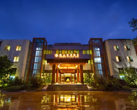 Yunfu Xinxing Longshan Hot Spring Hotel Hotels in Xinxing County